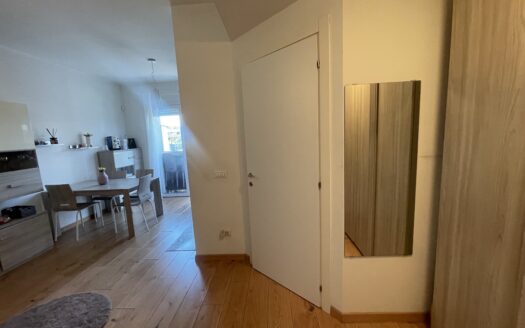 MONOLOCALE COMPLETAMENTE ARREDATO E CON ACCESSORI DI CUCINA