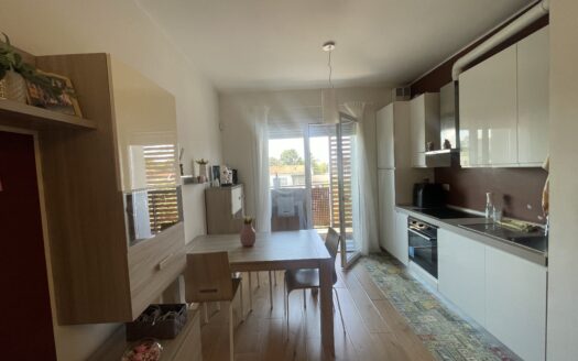 MONOLOCALE COMPLETAMENTE ARREDATO E CON ACCESSORI DI CUCINA