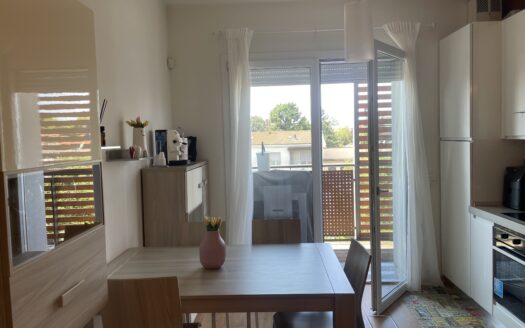 MONOLOCALE COMPLETAMENTE ARREDATO E CON ACCESSORI DI CUCINA