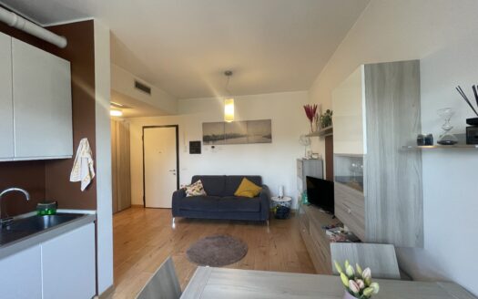 MONOLOCALE COMPLETAMENTE ARREDATO E CON ACCESSORI DI CUCINA