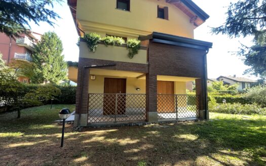 LES­MO – AMPIO 3 LOCALI APE A1 CON 365 MQ DI GIARDINO, TAVERNA/HOBBY E BOX DOPPIO