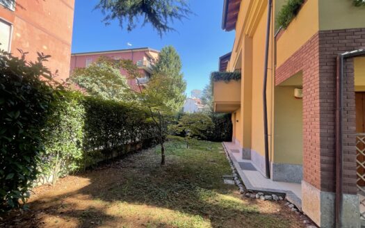 LES­MO – AMPIO 3 LOCALI APE A1 CON 365 MQ DI GIARDINO, TAVERNA/HOBBY E BOX DOPPIO