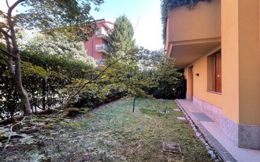 LES­MO – AMPIO 3 LOCALI APE A1 CON 365 MQ DI GIARDINO, TAVERNA/HOBBY E BOX DOPPIO